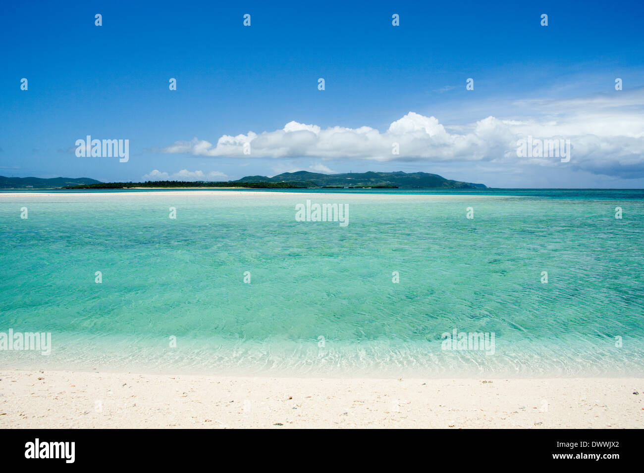 Blaue Meer und den weißen Sandstrand, Präfektur Okinawa, Japan Stockfoto