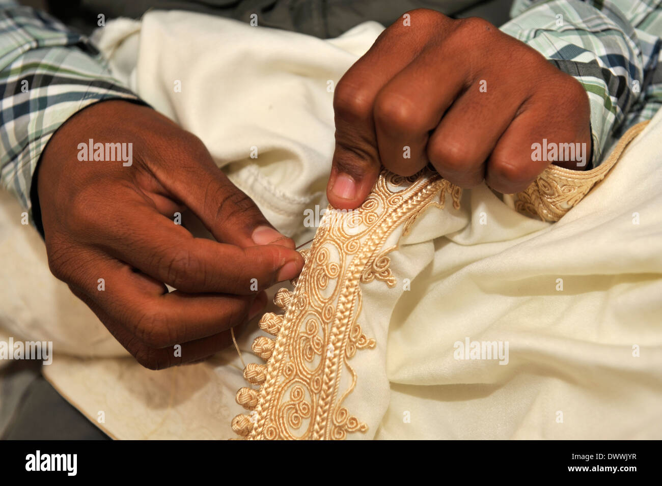 Close-up Details der traditionellen Hand Nähen "Buttons" auf Sommer leichte Kaftan Gewand, Marrakesch, Marokko Stockfoto