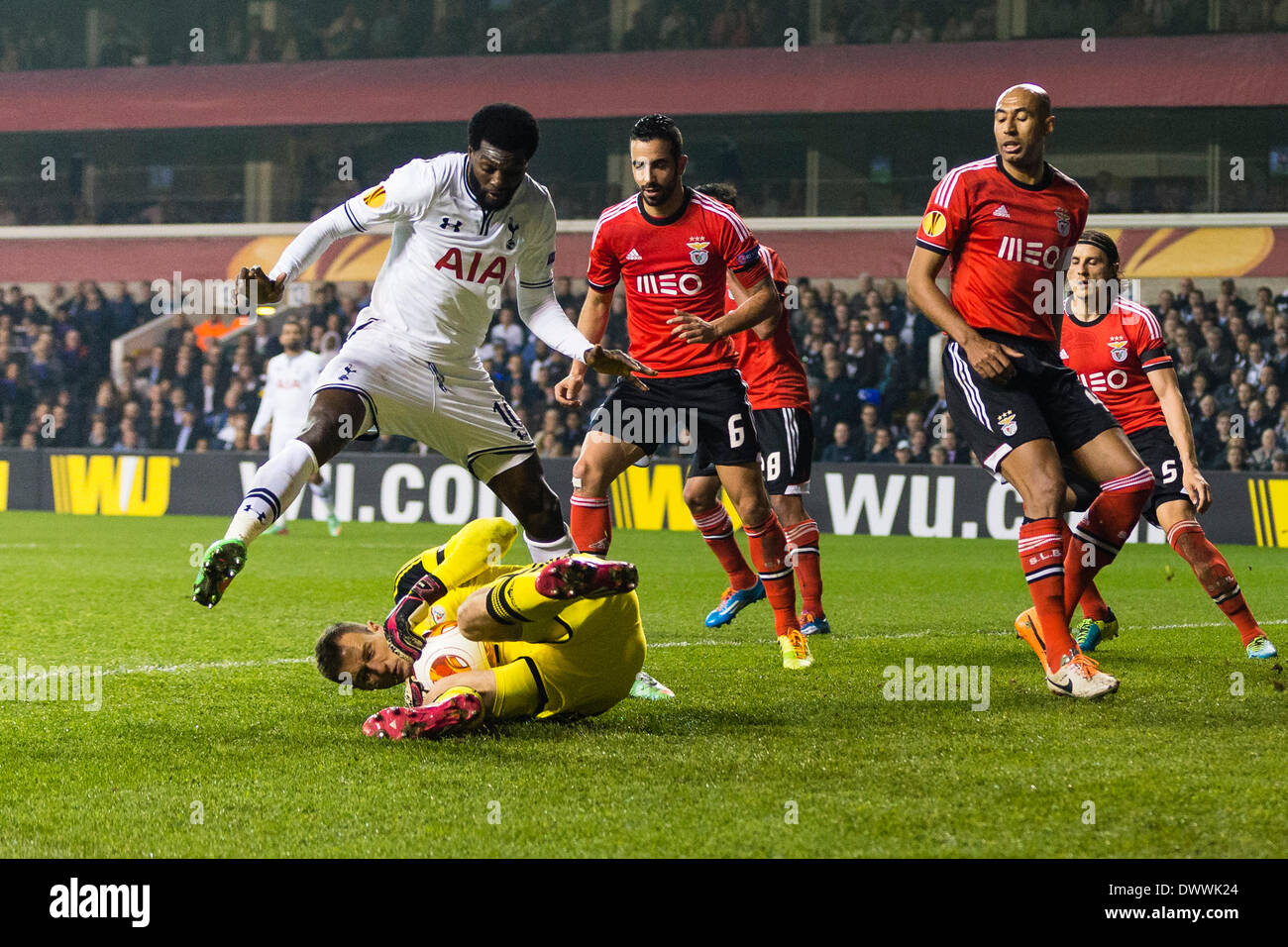 London, UK. 13. März 2014. Benfica Torwart Jan OBLAK blockt gut bevor Tottenham Emmanuel ADEBAYOR auf die lockere Kugel während der Europa-League stürzen kann Spiel zwischen Tottenham Hotspur und Benfica von White Hart Lane. Bildnachweis: Aktion Plus Sport/Alamy Live-Nachrichten Stockfoto