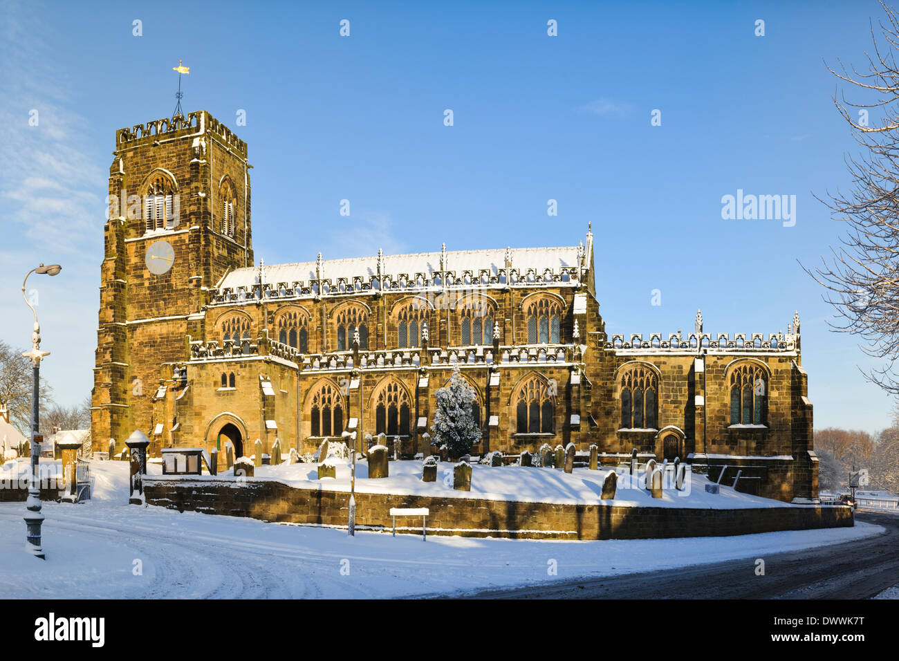 Str. Marys Kirche unter einer Decke von Schnee an einem sonnigen Wintertag in Thirsk, North Yorkshire. Januar. Stockfoto