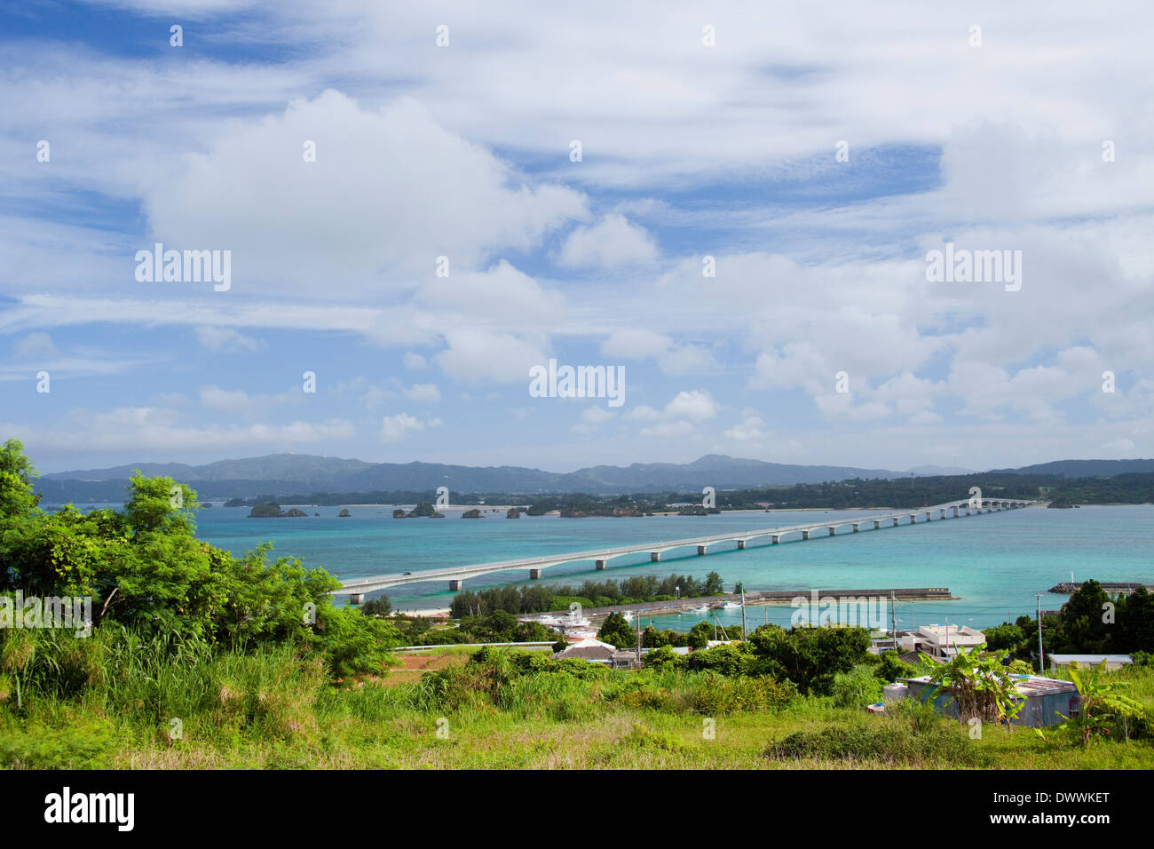 Brücke über Meer, Präfektur Okinawa, Japan Stockfoto