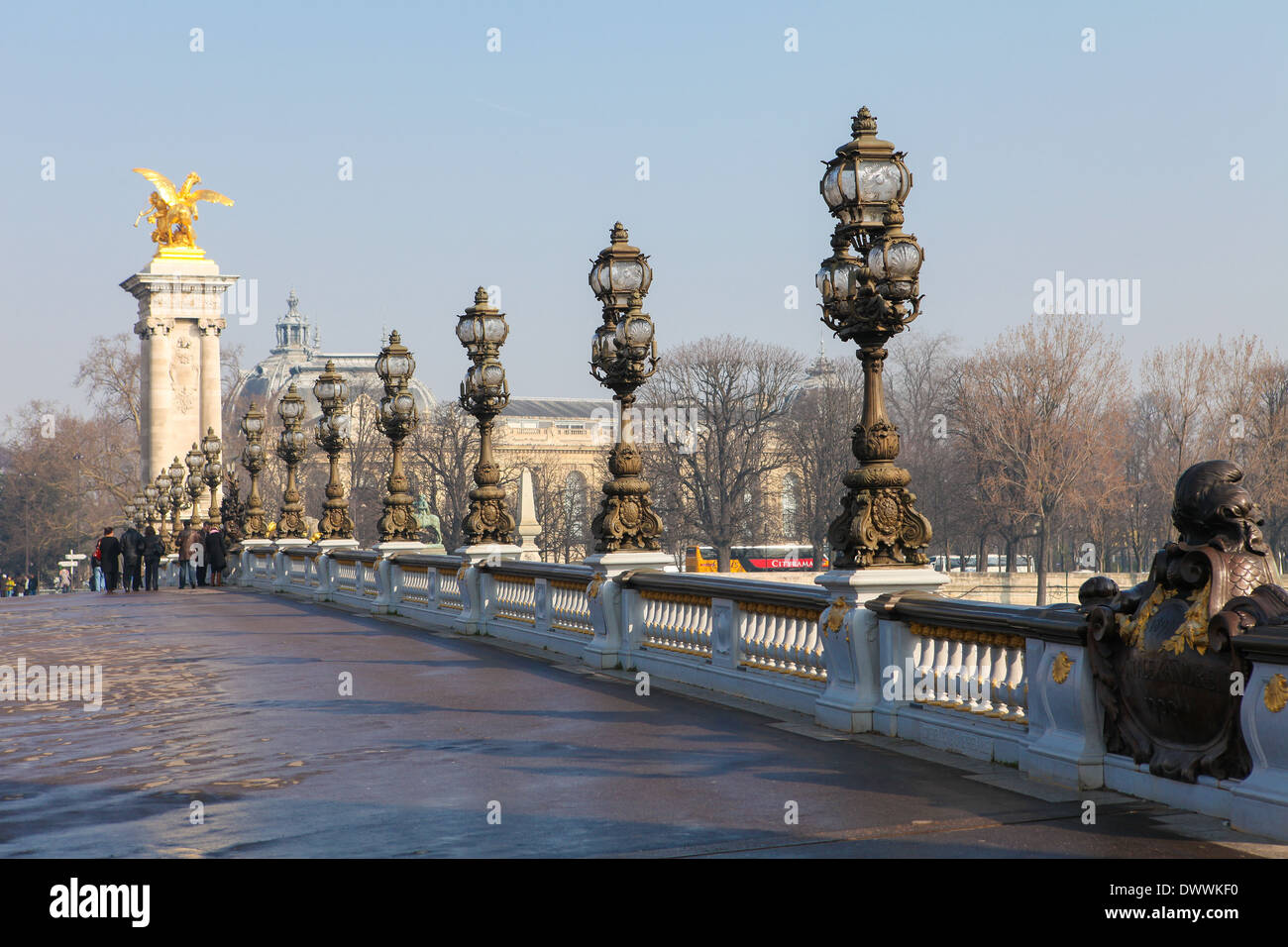 PARIS, Frankreich - 5. März 2011: Berühmte Pont Alexandre III in Paris, Frankreich. Stockfoto