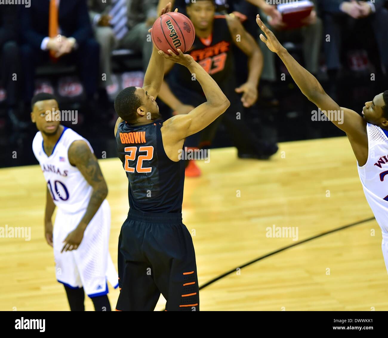 Kansas City, Missouri, USA. 13. März 2014. 13. März., 2014: Oklahoma State #22 Markel Brown schießen über ein KU-Spieler bei den NCAA Big 12-Basketball-Turnier-Spiel zwischen die Kansas Jayhawks und die Oklahoma State Cowboys im Sprint Center in Kansas City, Missouri. KE-Lu/CSM/Alamy Live-Nachrichten Stockfoto