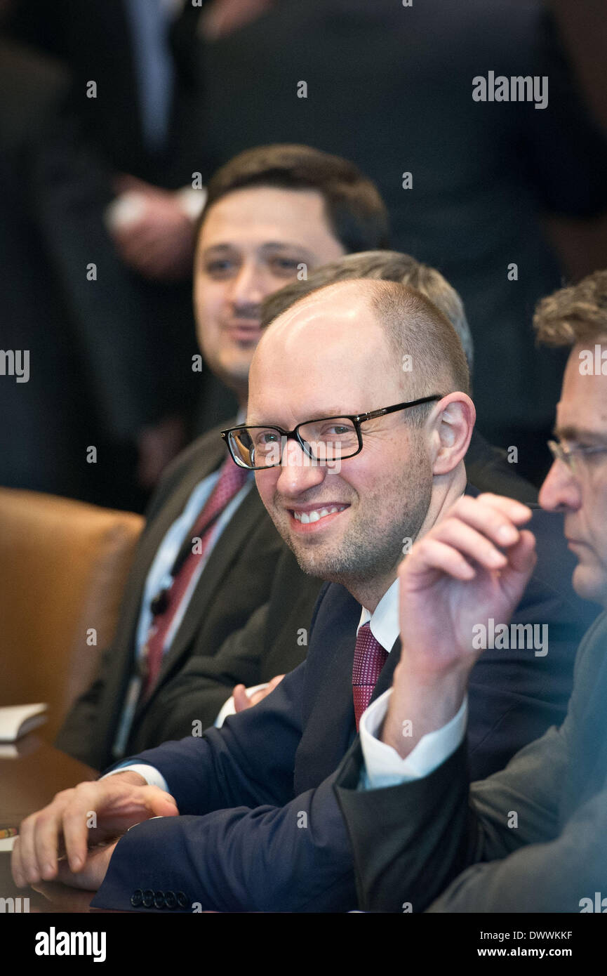(140313)--New York, 13. März 2014 (Xinhua)--ukrainische Ministerpräsidentin Arseniy Yatsenyuk reagiert während seines Treffens mit Generalsekretär der Vereinten Nationen Ban Ki-Moon (nicht im Bild) im UN-Hauptquartier in New York am 13. März 2014. (Xinhua/Niu Xiaolei) Stockfoto