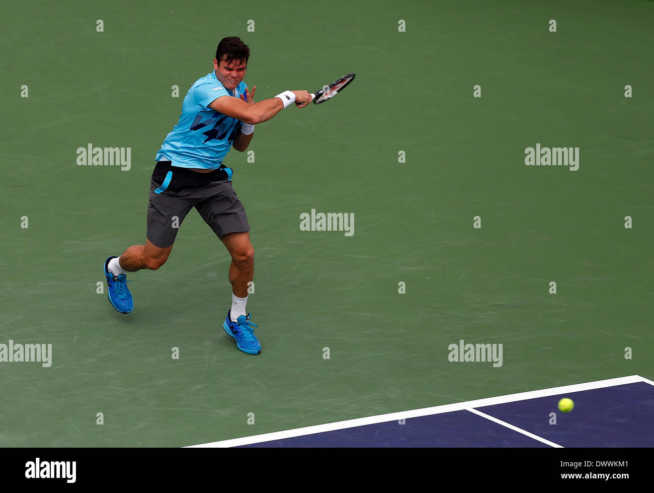 Indian Wells, Kalifornien, USA. 13. März 2014: Milos Raonic of Canada gibt einen Schuss gegen Alexandr Dolgopolov der Ukraine während der BNP Paribas Open in Indian Wells Tennis Garden in Indian Wells ca. Kredit zurück: Cal Sport Media/Alamy Live News Stockfoto