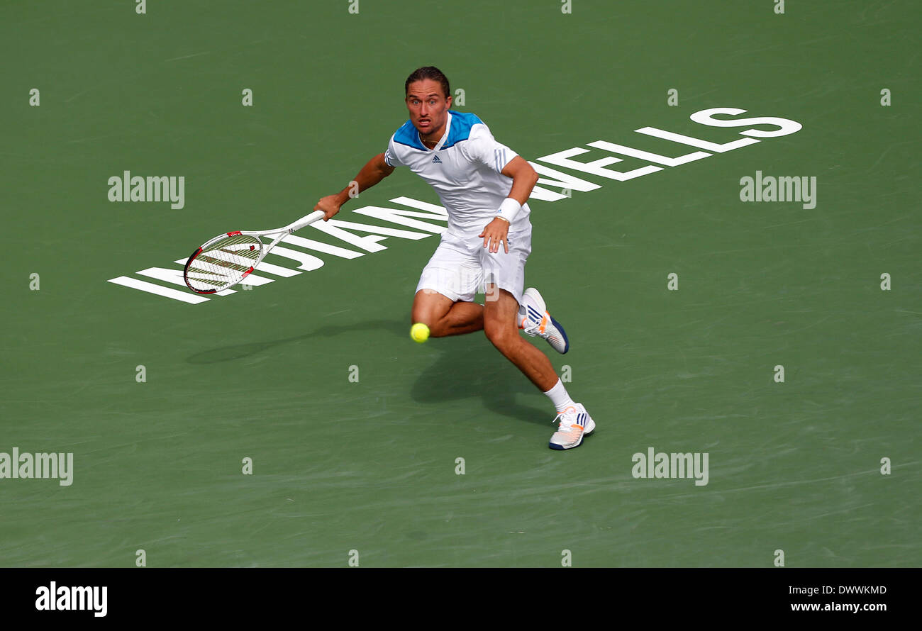 Indian Wells, Kalifornien, USA. 13. März 2014: Alexandr Dolgopolov der Ukraine trifft eine Rückkehr nach Milos Raonic von Kanada während der BNP Paribas Open in Indian Wells Tennis Garden in Indian Wells ca. Credit: Cal Sport Media/Alamy Live News Stockfoto