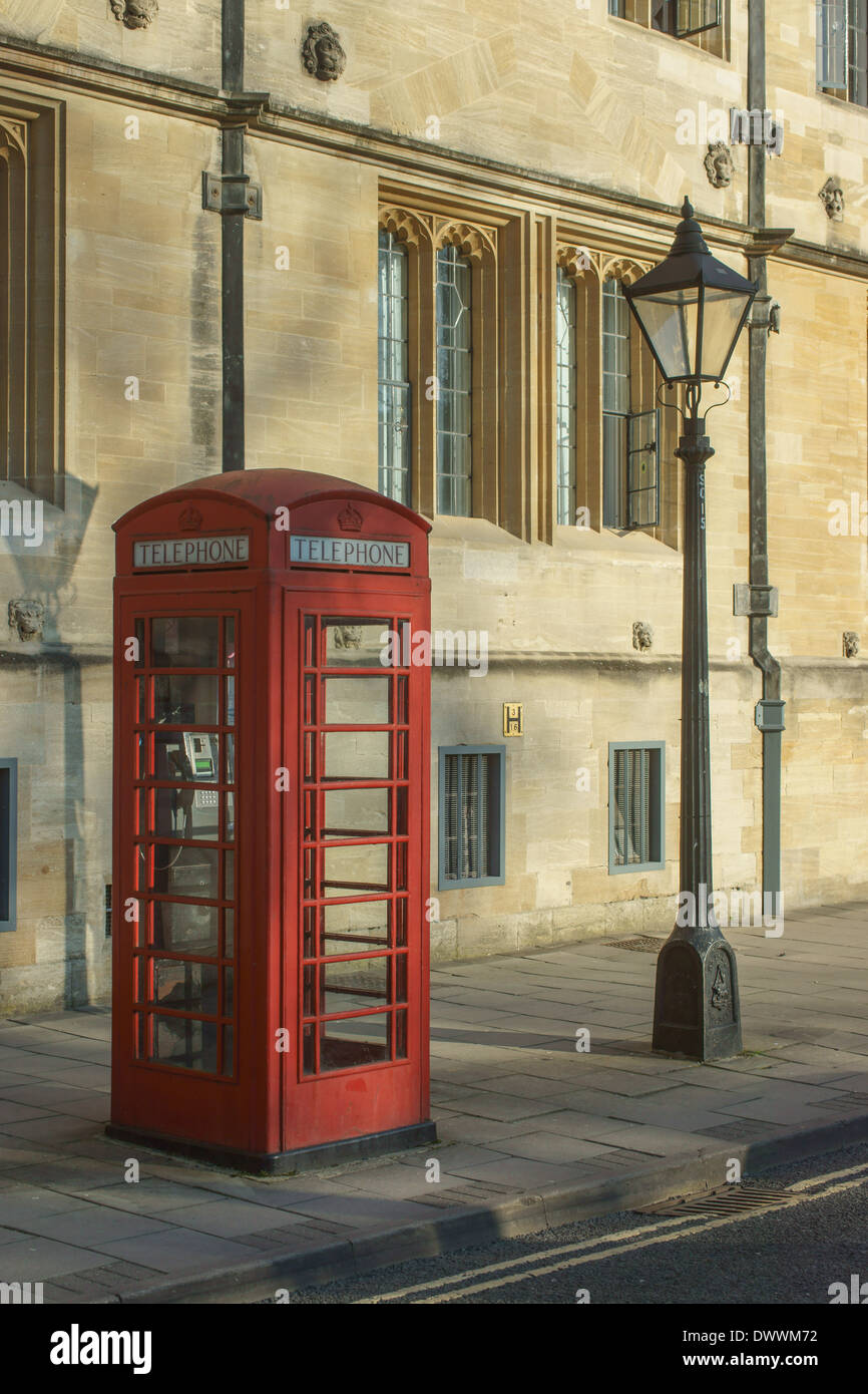rote Telefonzelle Oxford.  Englische rote Telefonzelle Stockfoto