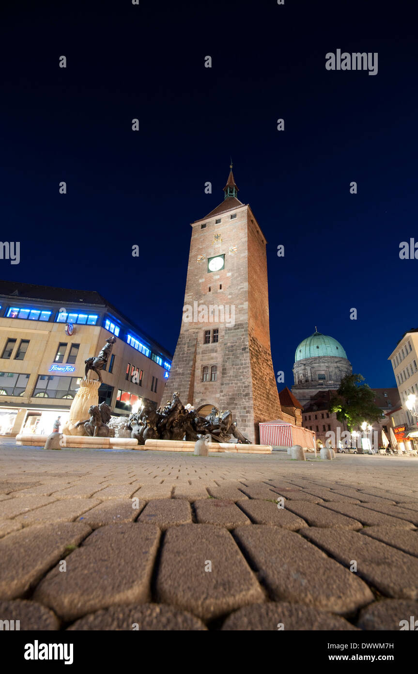 Deutschland, Bayern, Nürnberg, das Ehekarussell-Brunnen, Ehe Karussell, Hintergrund Weisser Turm oder White Tower bei Nacht Stockfoto