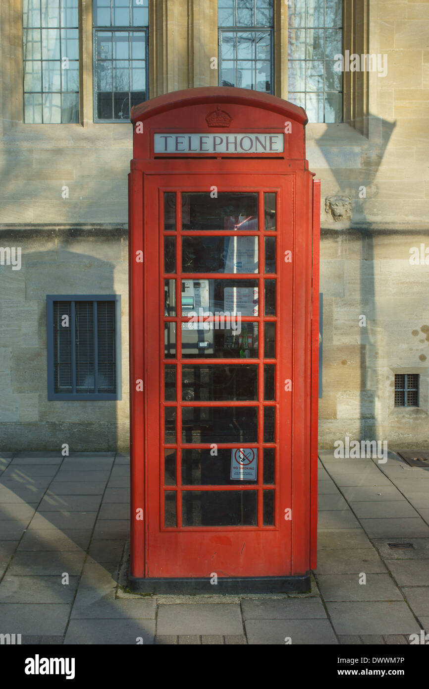 rote Telefonzelle Oxford.  Englische rote Telefonzelle Stockfoto