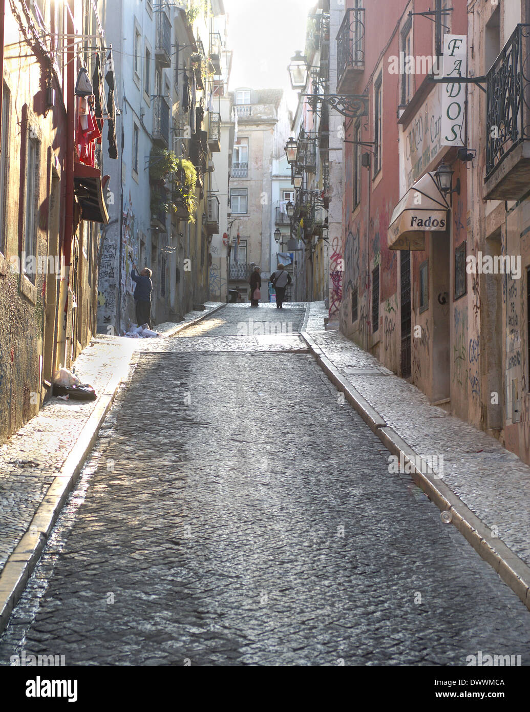 alte Straße in Lissabon.  Portugal.  Lissabon-Straße, Sonnenuntergang Stockfoto