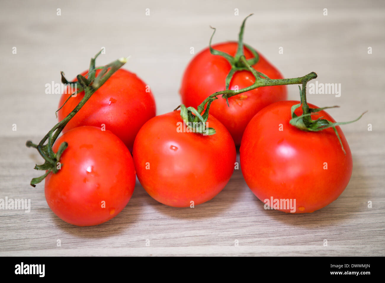Tomate, Gemüse, Lebensmittel, frische, gesunde Ernährung, weißer Hintergrund, drei Objekte, rot, keine Menschen, Studio gedreht, glänzend, Horizont Stockfoto