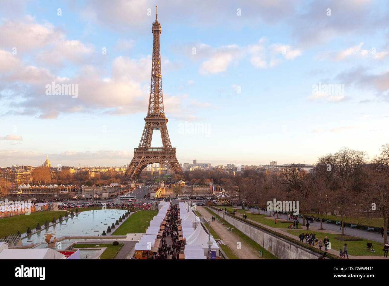 Eiffelturm mit Weihnachtsmarkt am Trocadero in den Vordergrund, Paris, Frankreich Stockfoto