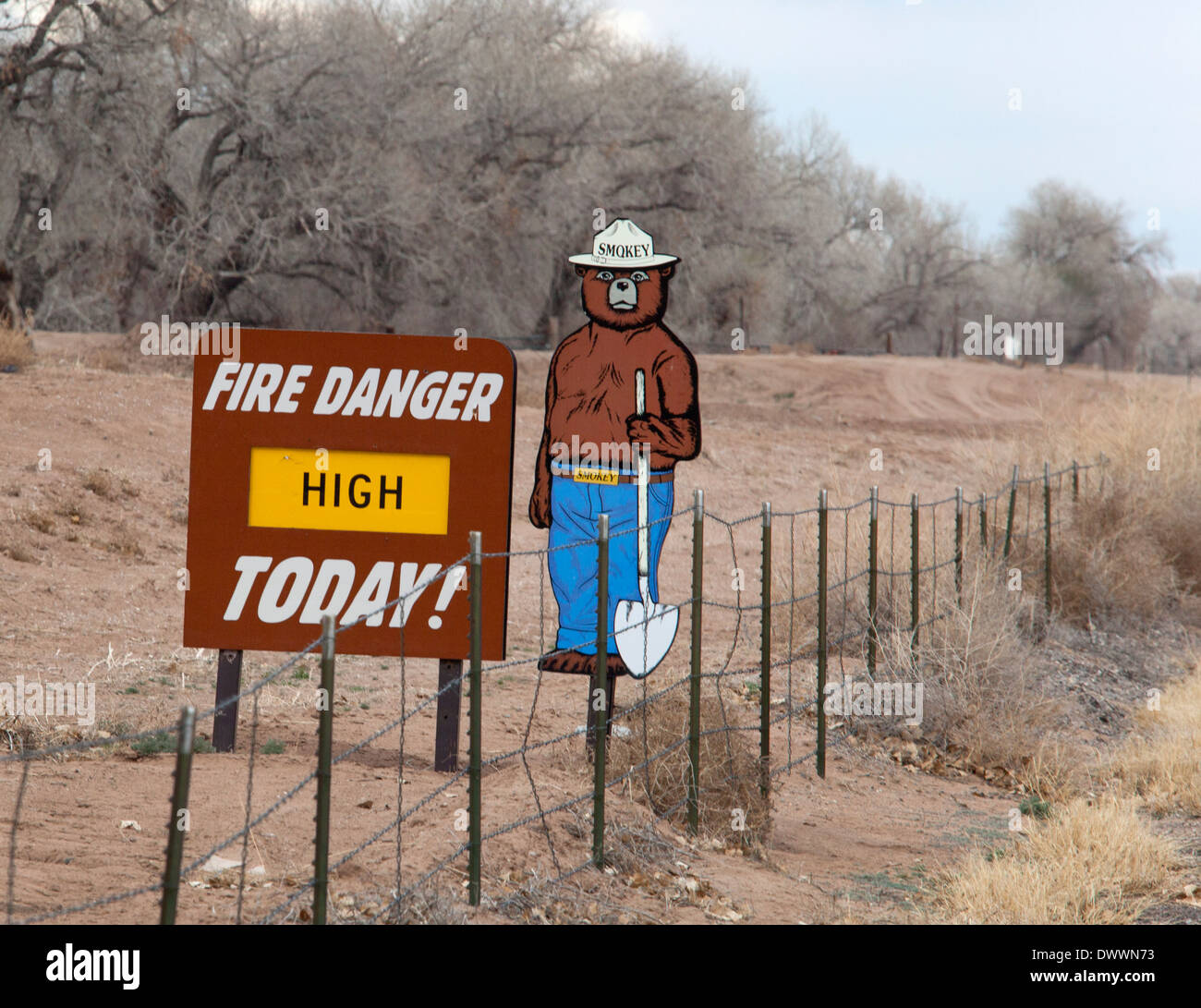 Smokey der Bär-Schild mit der hohen Brandgefahr zu beachten. Foto von Janet Worne Stockfoto
