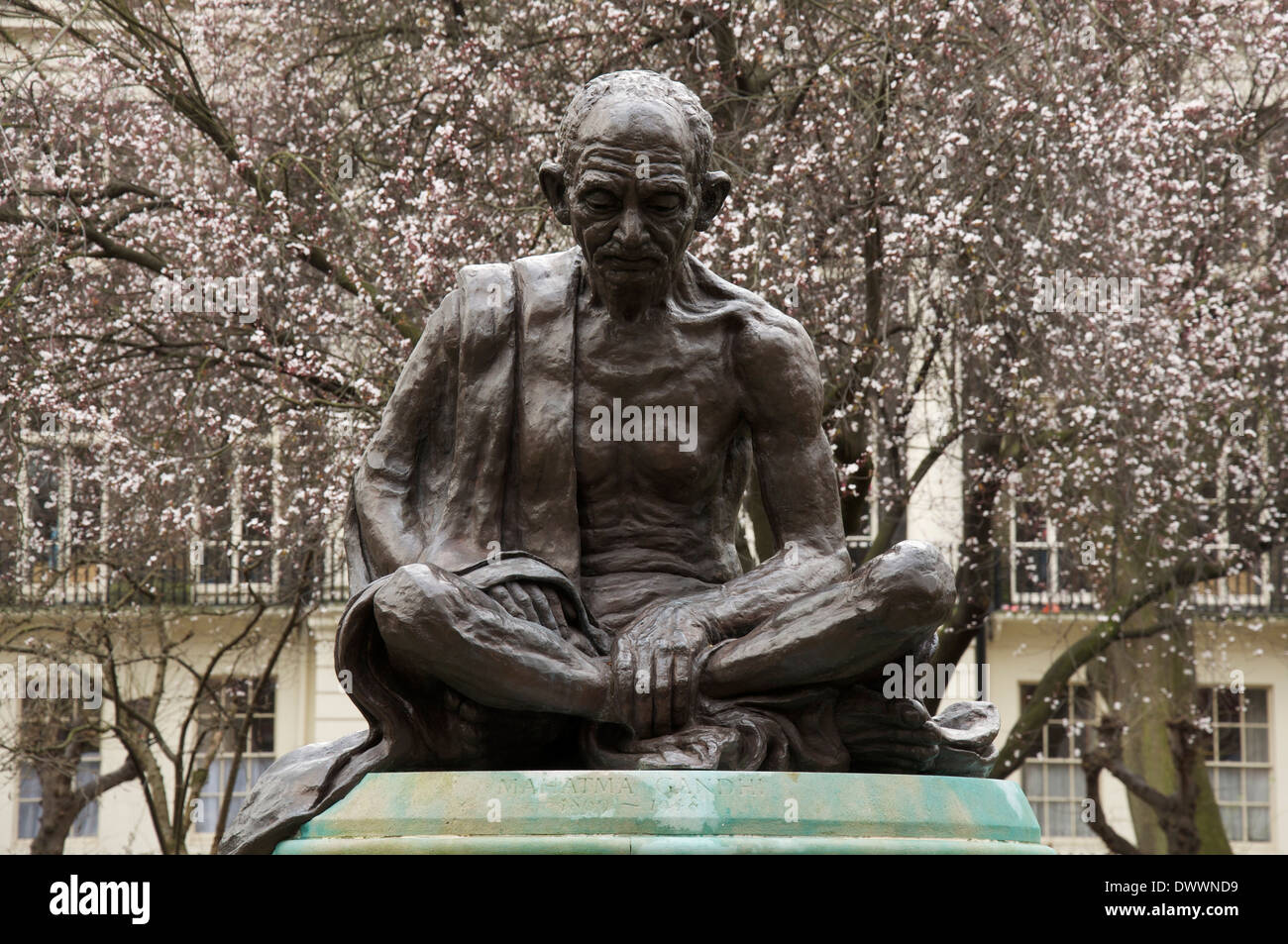Eine Statue von Mahatma Gandhi, der Anführer der Indiens Kampf für die Unabhängigkeit vom britischen Mutterland. Tavistock Square, London, England, Vereinigtes Königreich. Stockfoto