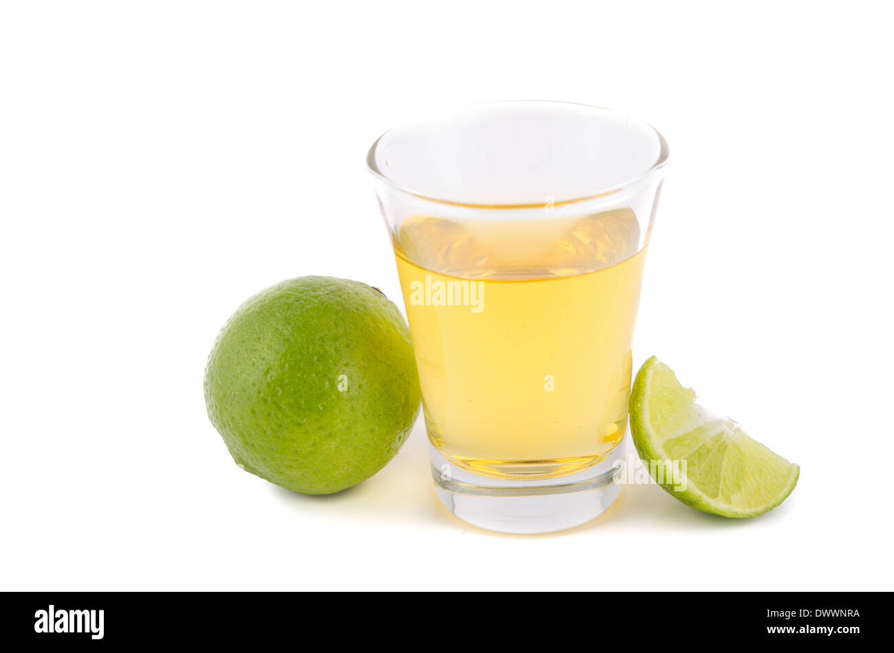 Gold Tequila shot mit Zitrone Stockfoto