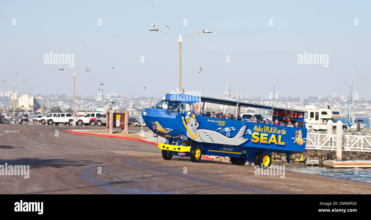 Eine Hydra-Terra Amphibienfahrzeug kommt an Land auf Shelter Island, Point Loma, San Diego, USA. Dichtung (Meer und Land Abenteuer) Tour. Stockfoto