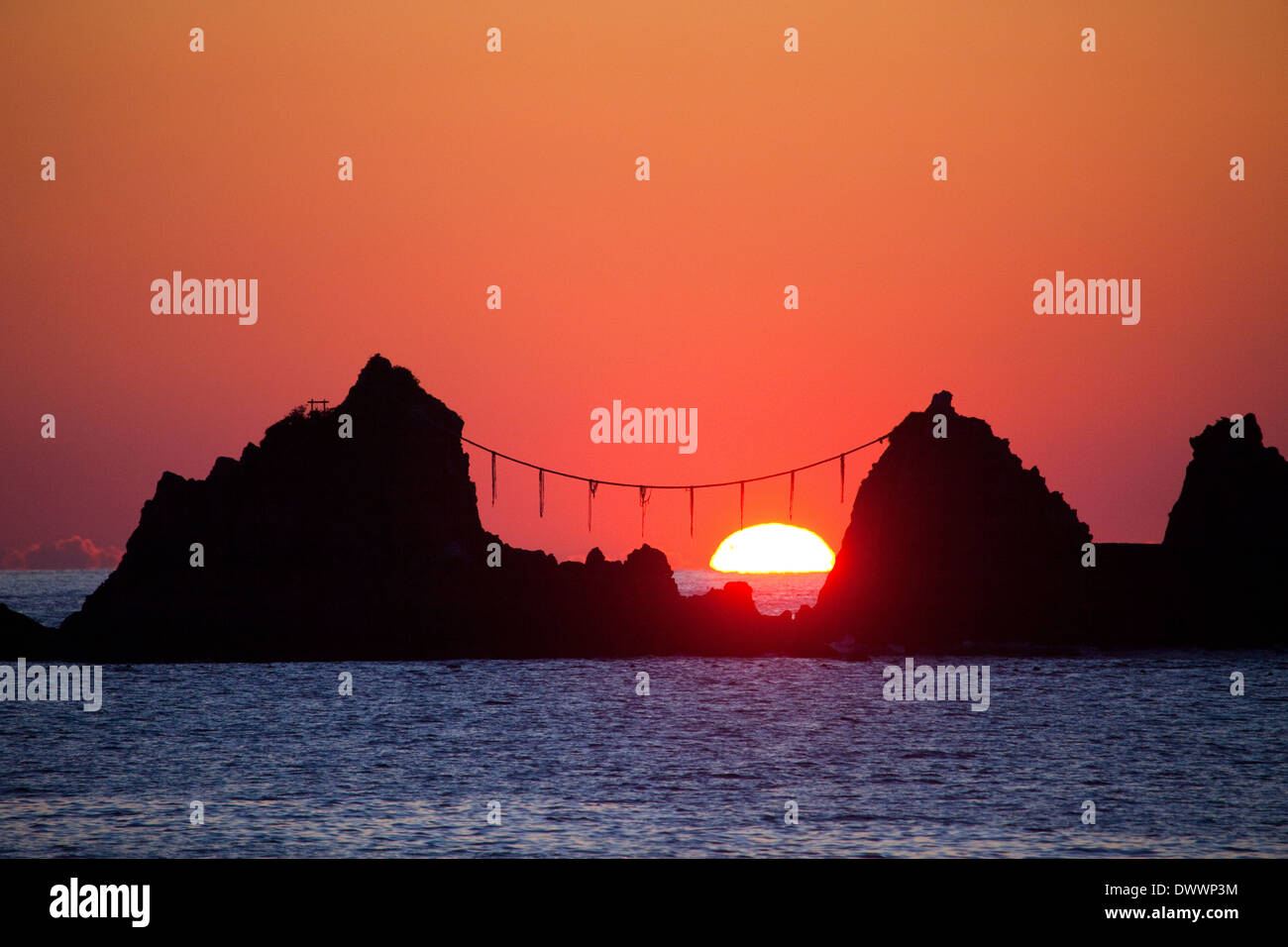 Felsen im Meer in der Morgendämmerung, Präfektur Kanagawa, Japan Stockfoto