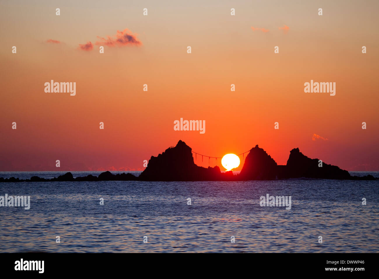 Felsen im Meer in der Morgendämmerung, Präfektur Kanagawa, Japan Stockfoto
