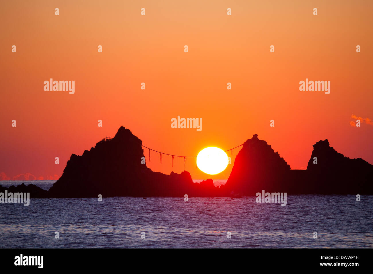 Felsen im Meer in der Morgendämmerung, Präfektur Kanagawa, Japan Stockfoto
