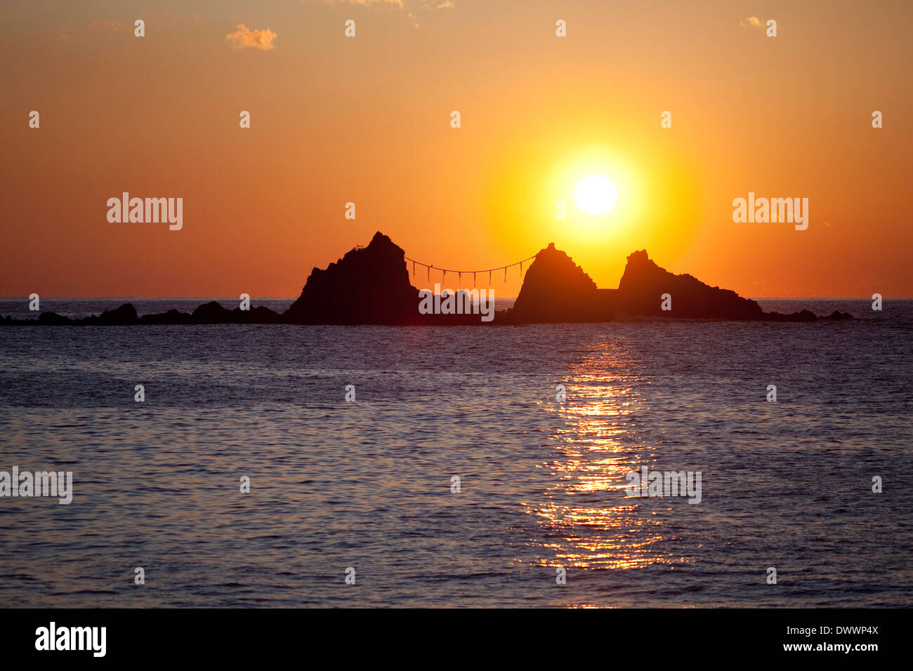 Felsen im Meer in der Morgendämmerung, Präfektur Kanagawa, Japan Stockfoto
