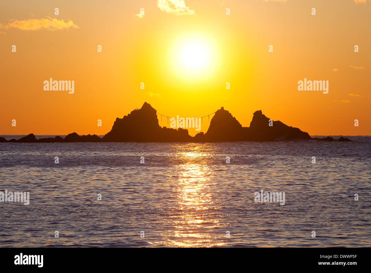 Felsen im Meer in der Morgendämmerung, Präfektur Kanagawa, Japan Stockfoto