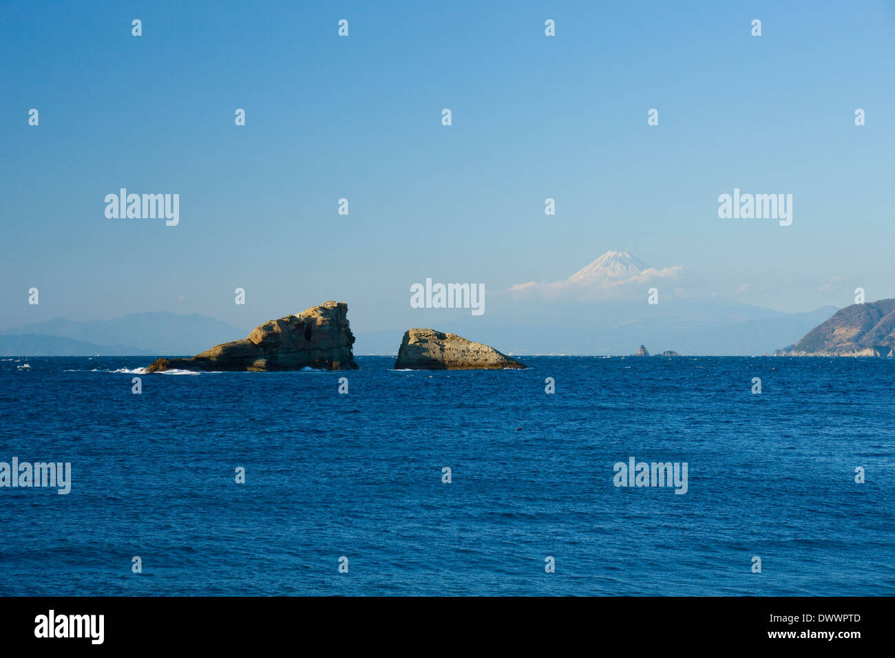 Felsen im Meer mit Mt. Fuji im Hintergrund, Präfektur Shizuoka, Japan Stockfoto