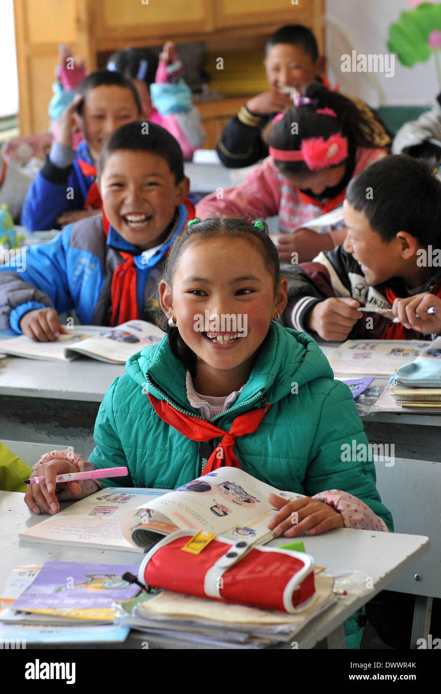 (140314)--Shangri-La, 14. März 2014 (Xinhua)--Schüler der vierten Klasse Unterricht an Nachitang Primary School in Jiantang Stadt von Shangri-La, tibetischen autonomen Präfektur Deqen, der südwestlichen chinesischen Provinz Yunnan, 11. März 2014. Nachitang Primary School hat derzeit 751 registrierte Studenten, von denen meisten tibetischen ethnischer Herkunft sind. Bei Nachitang, einem Internat erhalten Studenten Unterricht in der tibetischen Sprache sowie freie Verpflegung und Unterkunft. (Xinhua/Lin Yiguang) (Lmm) Stockfoto