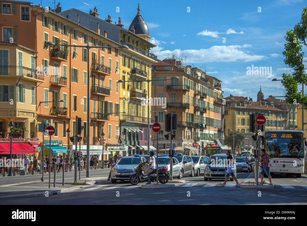 Eine belebte Straße in der Stadt von Nizza an der Cote d ' Azur Côte d ' Azur in Südfrankreich. Stockfoto