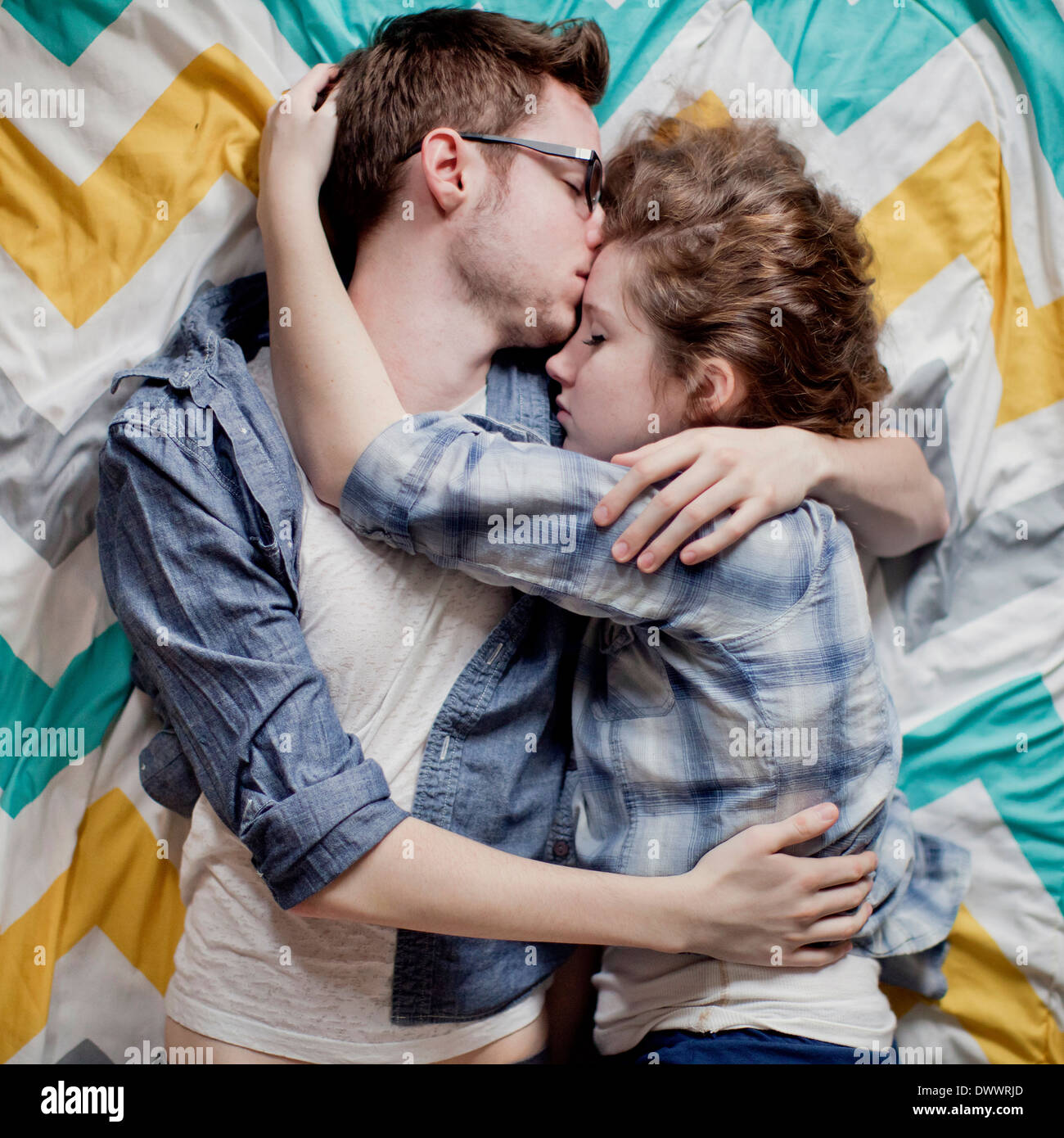 USA, Massachusetts, erhöhten Blick auf paar umarmt und Nickerchen Stockfoto