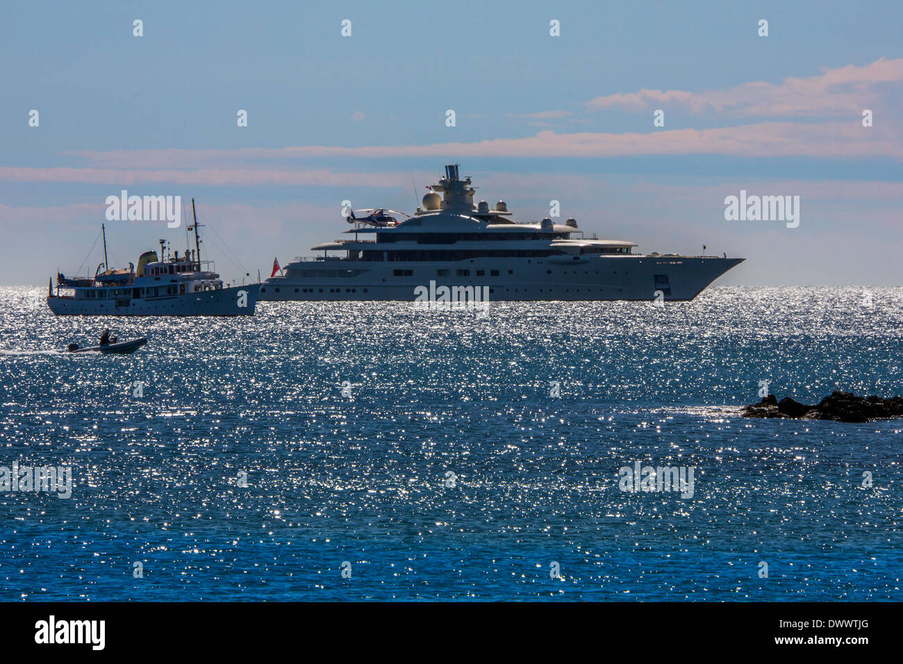 Luxus-Yachten in der Nähe von St. Tropez an der Frech-Riviera in der Region Côte d ' Azur im Süden Frankreichs. Stockfoto