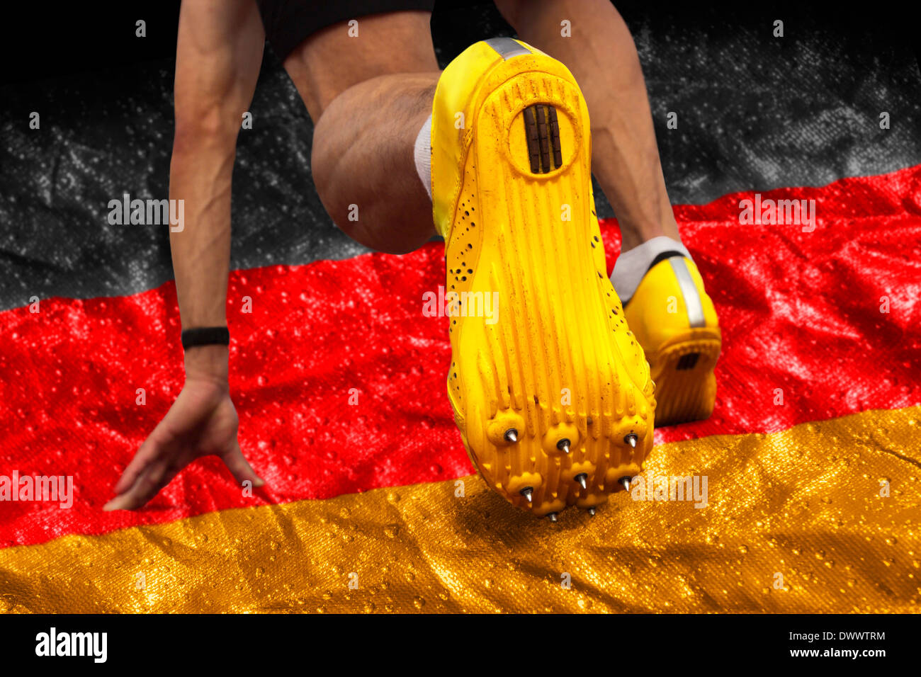 Sprinter startet am Banner mit deutschen Nationalfarben Stockfoto