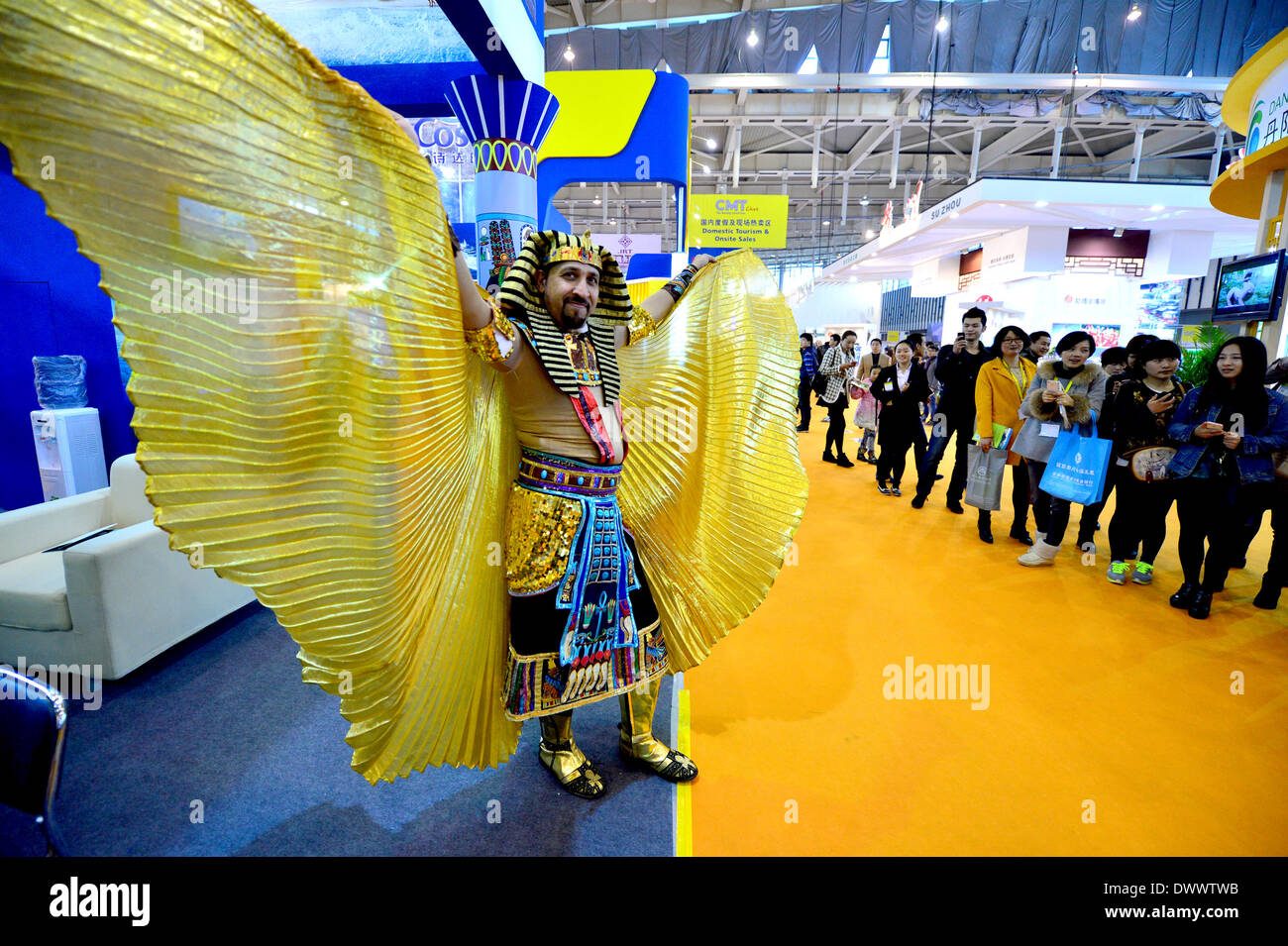 (140314)--NANJING, 14. März 2014 (Xinhua)--eine promotive Performance präsentiert von ägyptischen Aussteller auf der CMT China 2014, eine Ausstellung für Urlaub Tourismus und Freizeit, in Nanjing, Hauptstadt der ostchinesischen Provinz Jiangsu, 14. März 2014 die Besucher beobachten. Die dreitägige Messe, eröffnet Freitag an der Nanjing International Expo Center, wird gemeinsam durch die Stadtregierung von Nanjing, Jiangsu Provincial Tourism Administration und der Landesmesse Stuttgart GmbH, einem deutschen Expo-Service-Provider gehostet. Die Veranstaltung dient als Plattform für 356 Aussteller aus 29 Ländern und Regionen Stockfoto