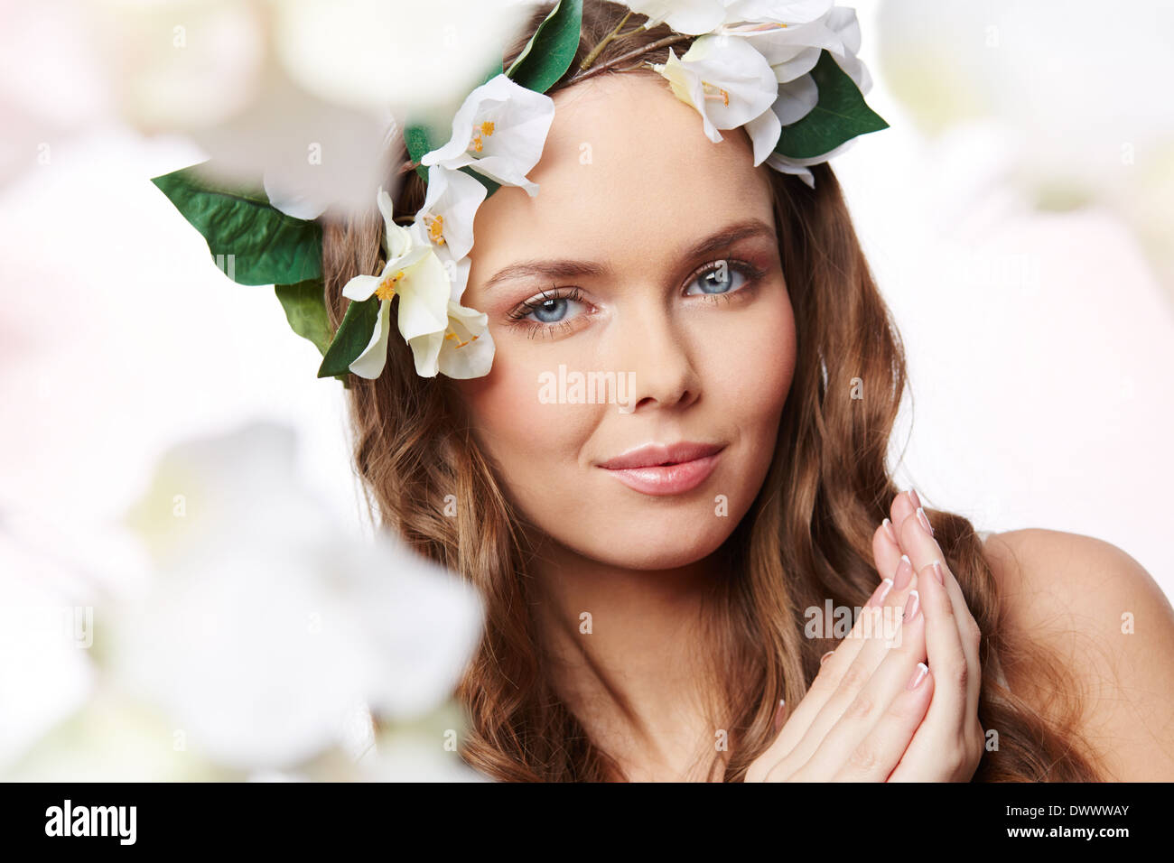 Isolierte Porträt einer jungen Perfektion mit Haaren mit Blumen geschmückt Stockfoto
