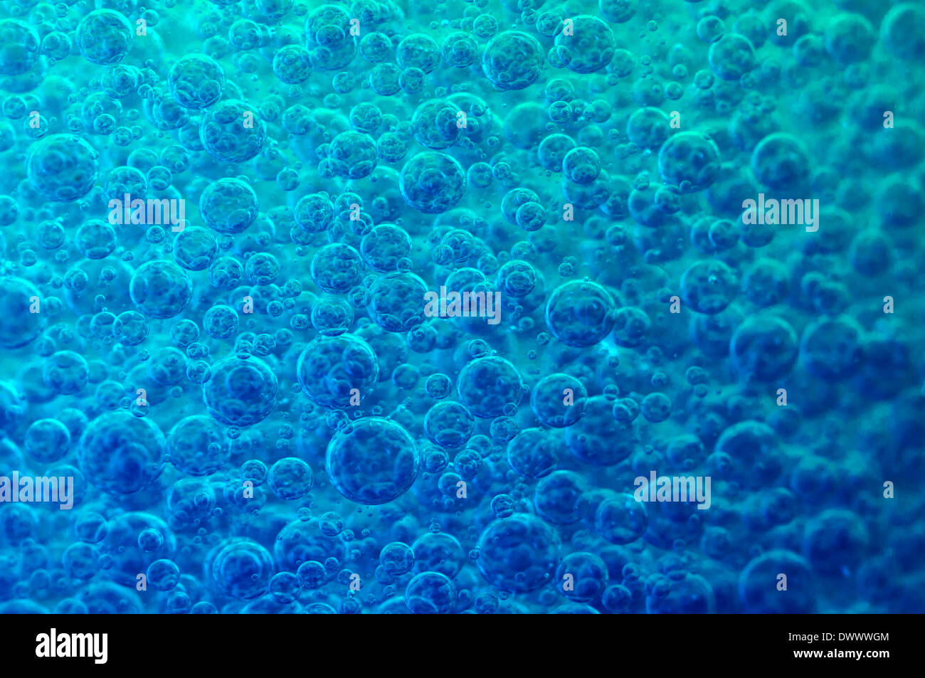 Blaue Flüssigkeit mit vielen Luftblasen Stockfoto