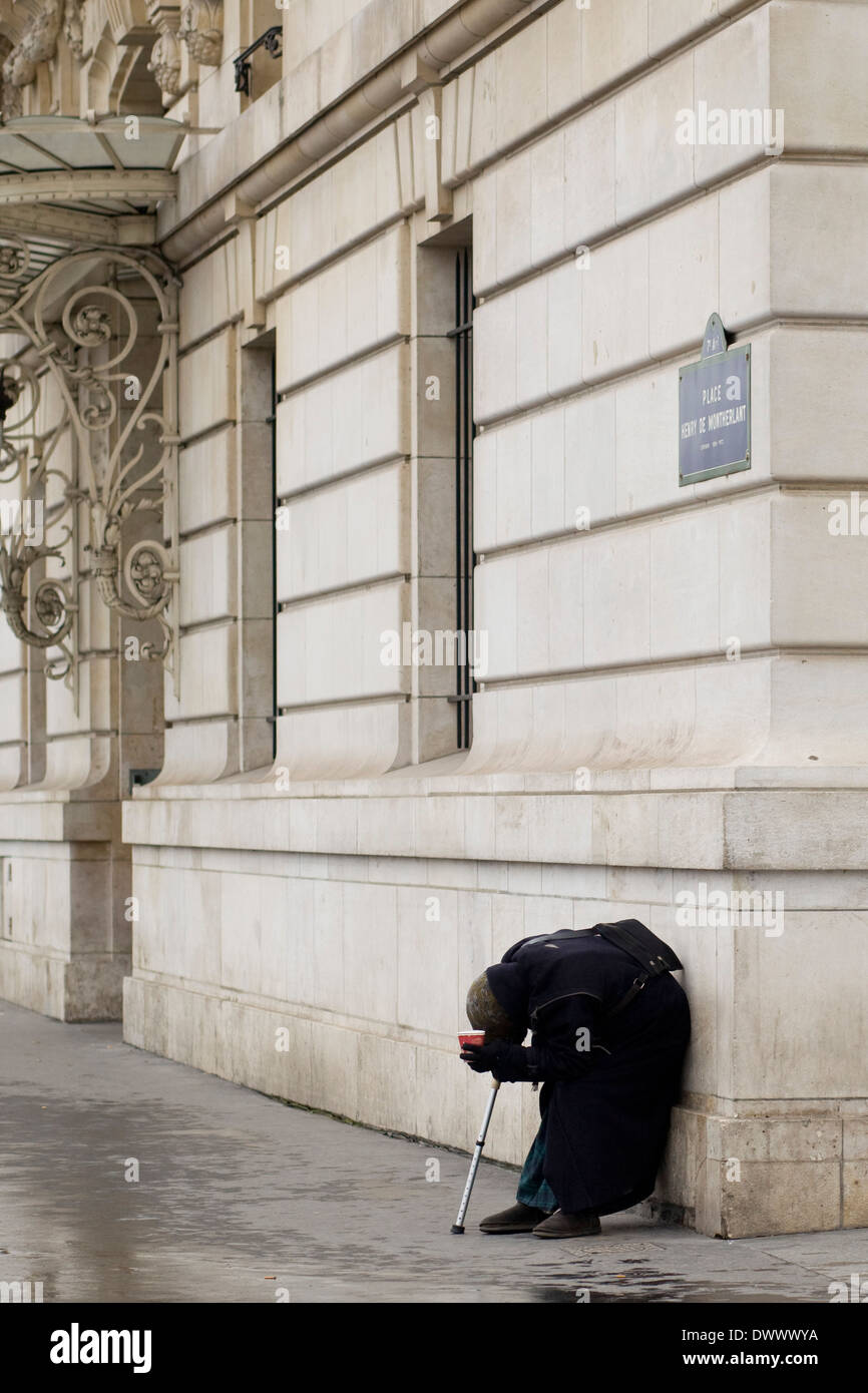 Eine alte Dame Betteln auf den Straßen von Paris Frankreich Stockfoto