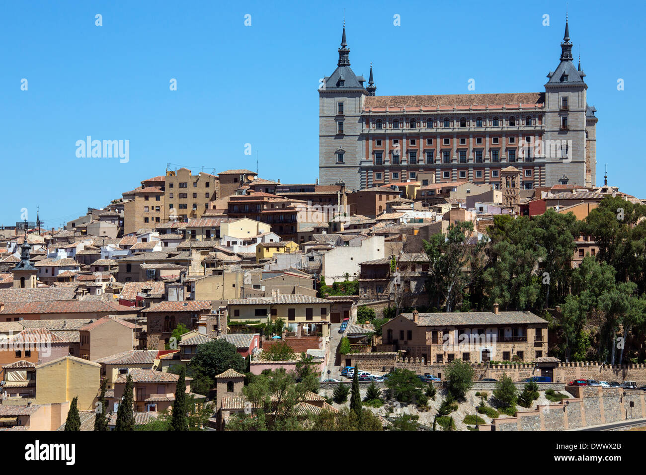 Die Stadt Toledo in der Region La Mancha in Zentralspanien. Blick auf die Stadt und der Alcazar aus über den Fluss Targus. Stockfoto