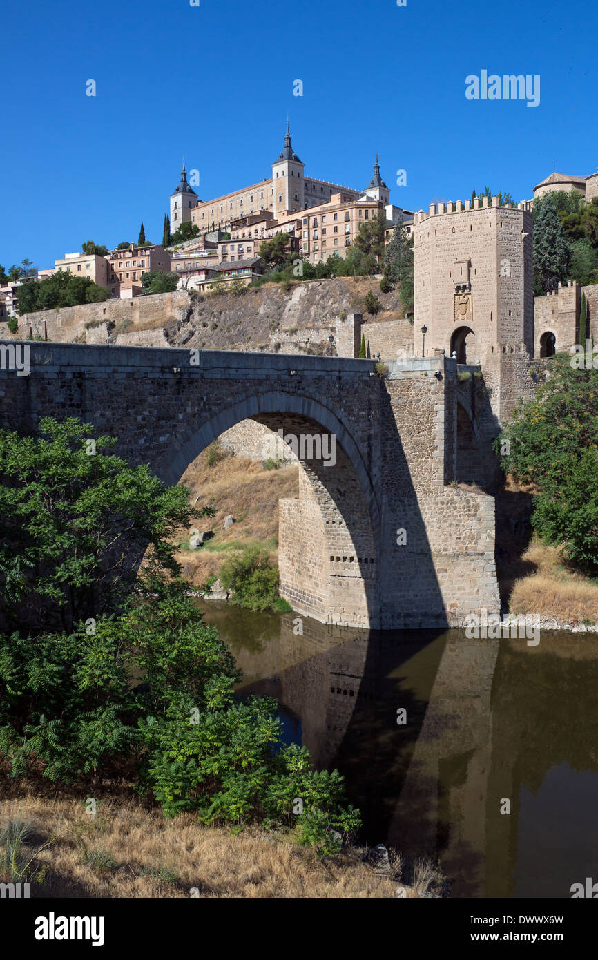 Die Stadt Toledo in der Region La Mancha in Zentralspanien. Blick auf die Stadt und der Alcazar aus über den Fluss Targus. Stockfoto