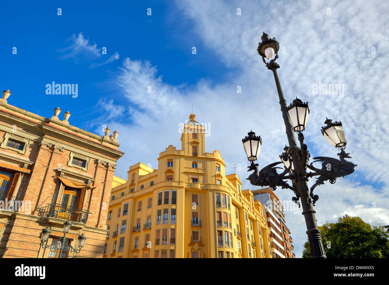 Typische Ciencias Laternenpfahl und bunten Gebäude im Hintergrund unter schönen Himmel in Valencia, Spanien. Stockfoto
