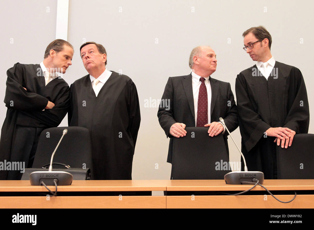 Uli Hoeneß, Präsident des deutschen Fußballverein FC Bayern München an das Landgericht in München, Süddeutschland. Bayern München-Präsident Uli Hoeneß Steuerhinterziehung schuldig befunden und zu 3 Jahren, 6 Monaten im Gefängnis Donnerstag verurteilt worden. Der 62 Jahre alte Hoeneß, einer der mächtigsten Figuren im deutschen Fußball wurde mit 3,5 Millionen Euro (US $ 4,85 Millionen) ausweichen Steuern durch eine nicht angemeldete Schweizer Bankkonto aufgeladen. Stockfoto