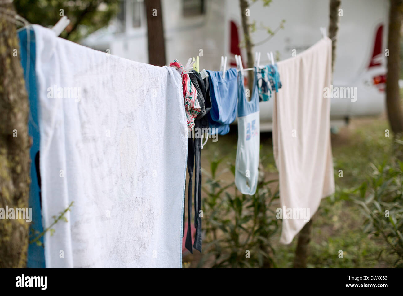 Wäscheständer auf der Wäscheleine im Garten Stockfoto