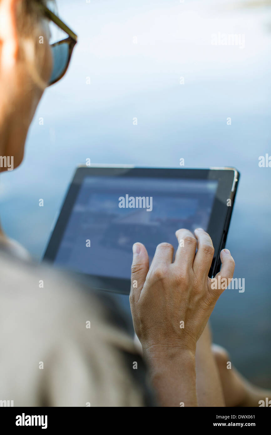 Zugeschnittenes Bild Mitte erwachsenen Frau mit digitalen Tablet im freien Stockfoto