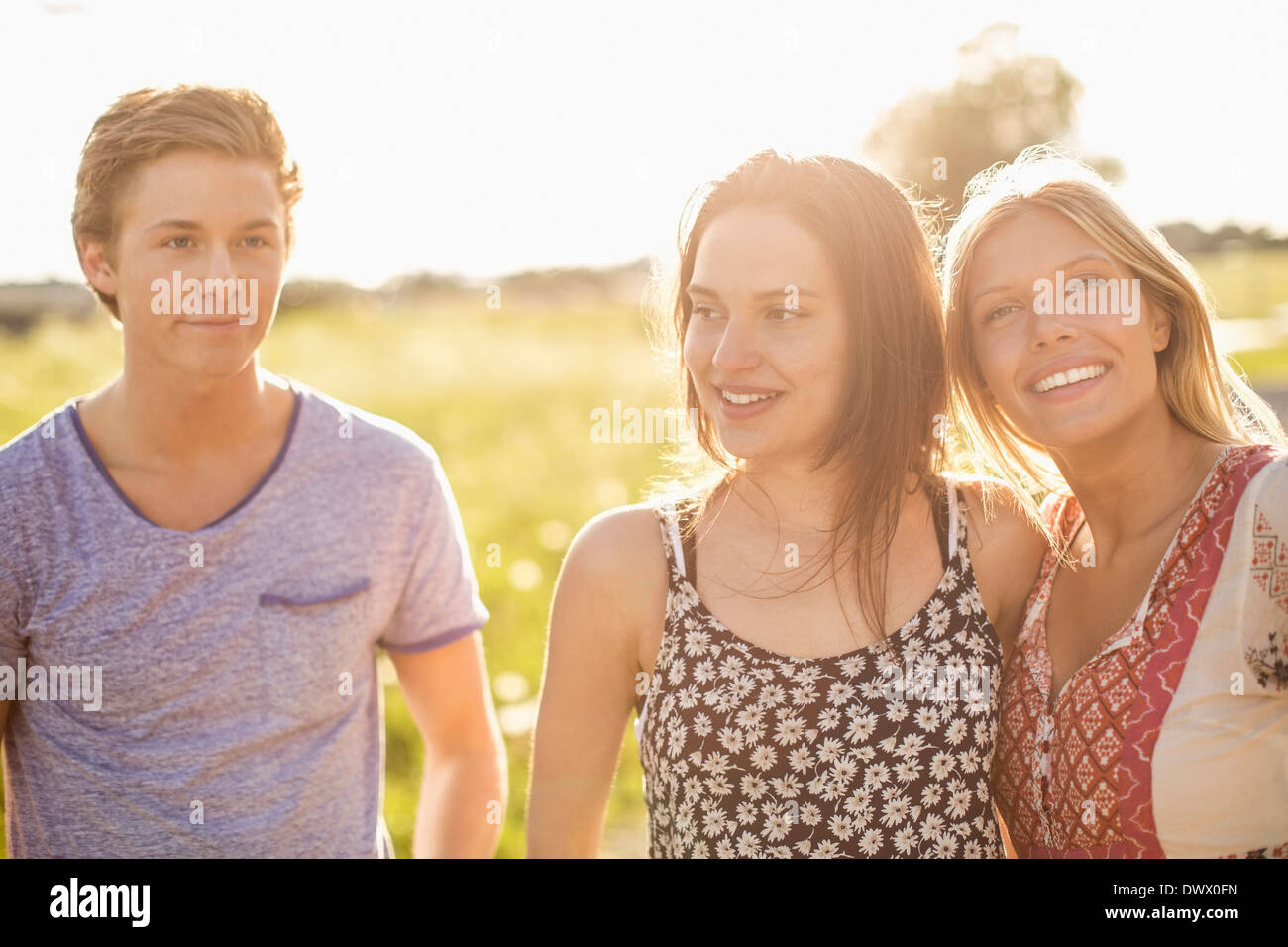 Glückliche junge Freunde auf Land Stockfoto