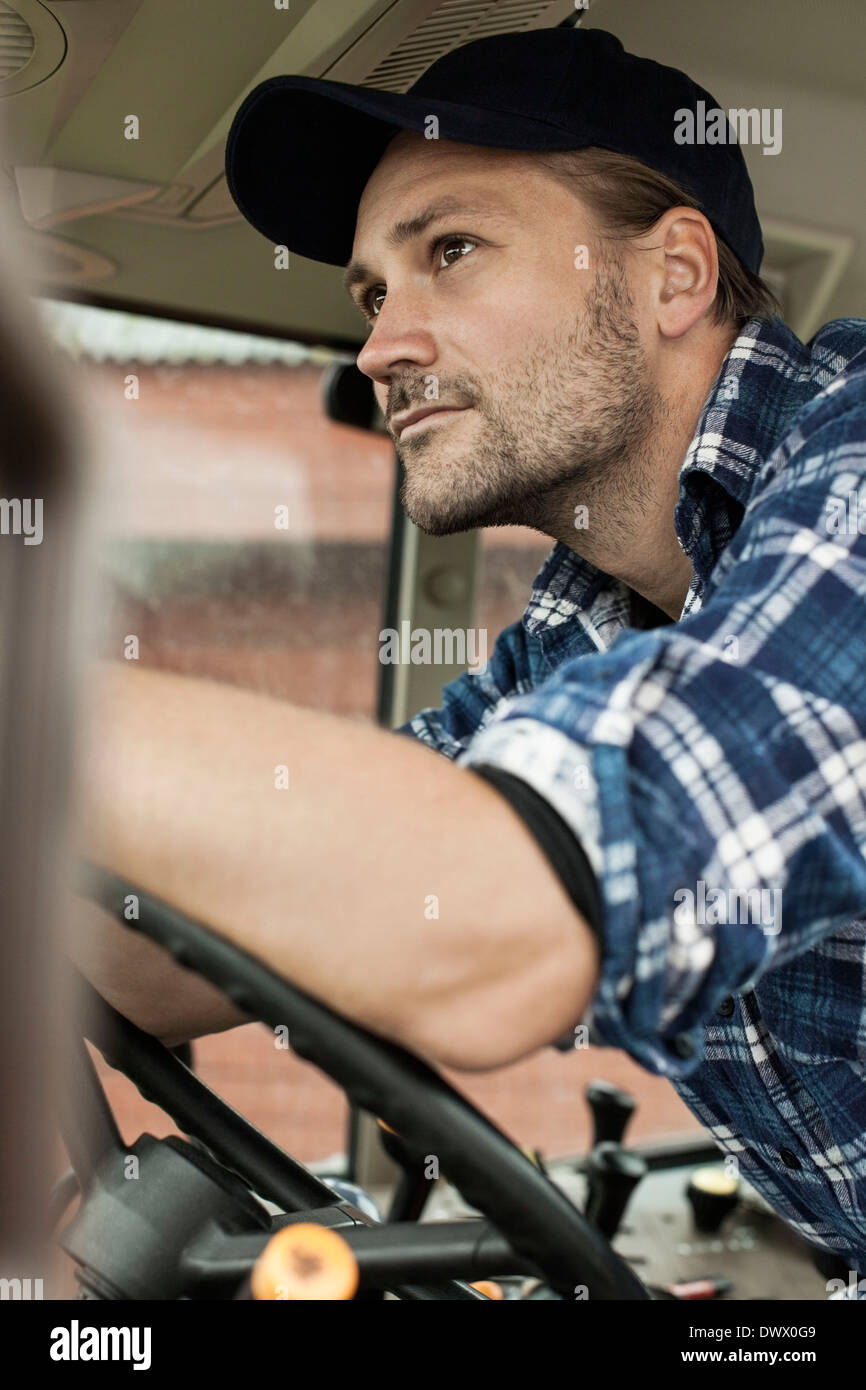 Nachdenklich Landwirt treibende Traktor Stockfoto