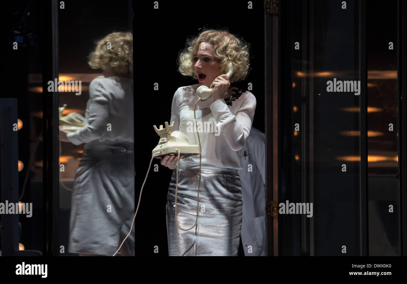 Hamburger "Thalia-Theater" hat den berühmten Fassbinder-Film "Sterben Sehnsucht der Veronika Voss" mit Victoria Trauttmansdorf als Veronica und André Szymanski als Sportreporter Robert Krohn (23.02.2014) inszeniert. Stockfoto