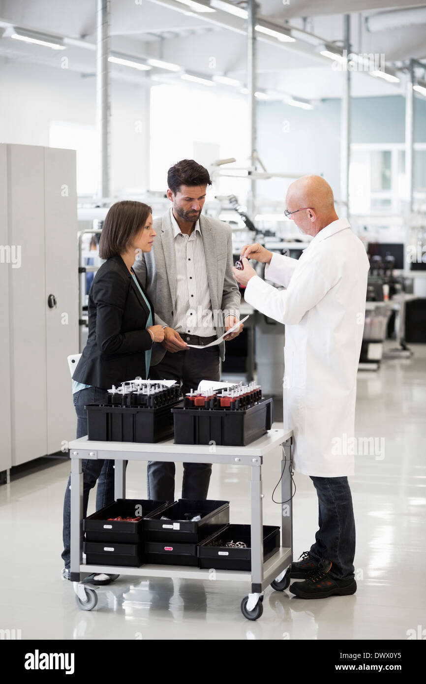 Ingenieur, Maschinenteil, Geschäftsleute in Fabrik zu erklären Stockfoto