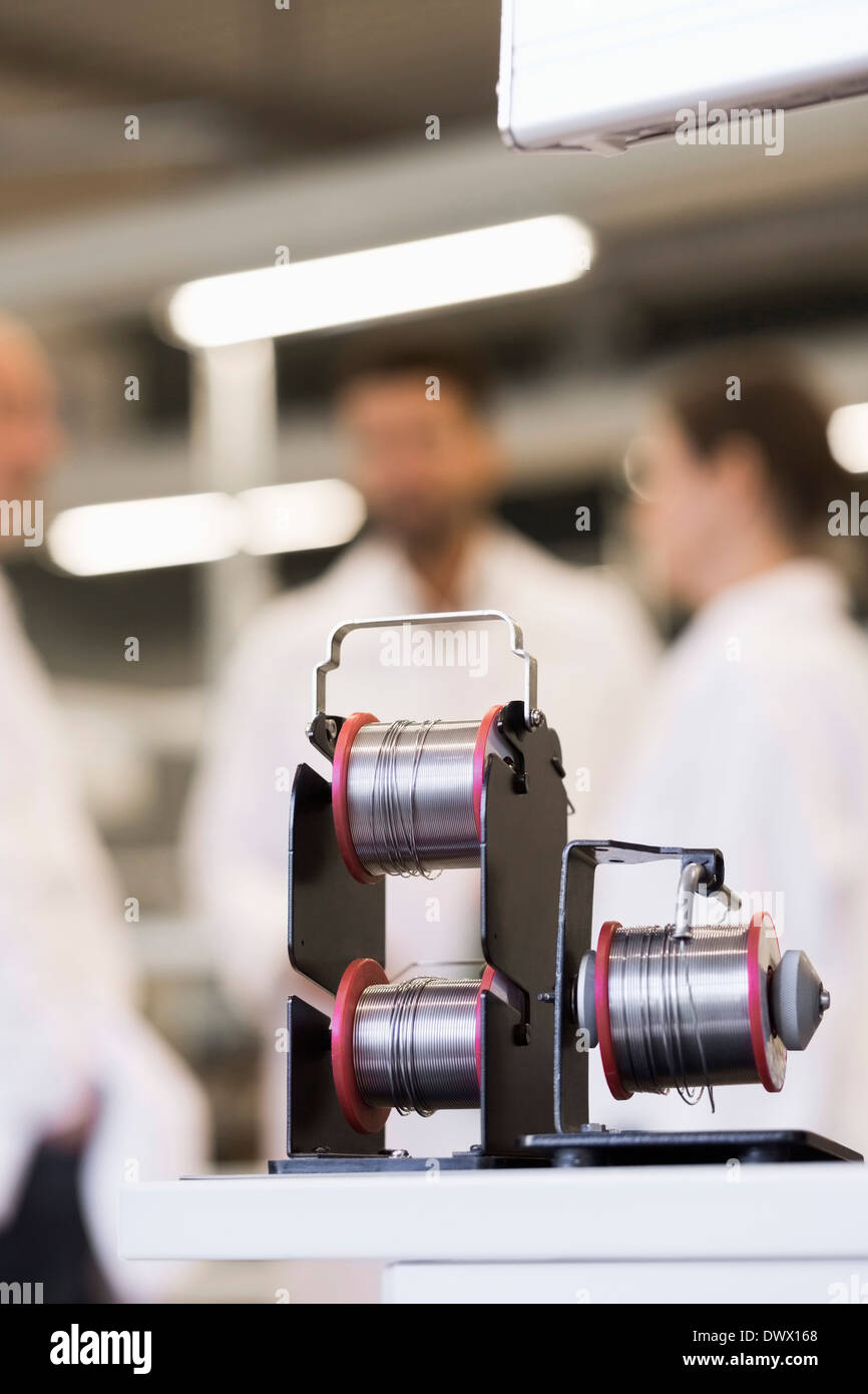 Spulen des Drahtes mit Ingenieure im Hintergrund im verarbeitenden Gewerbe Stockfoto