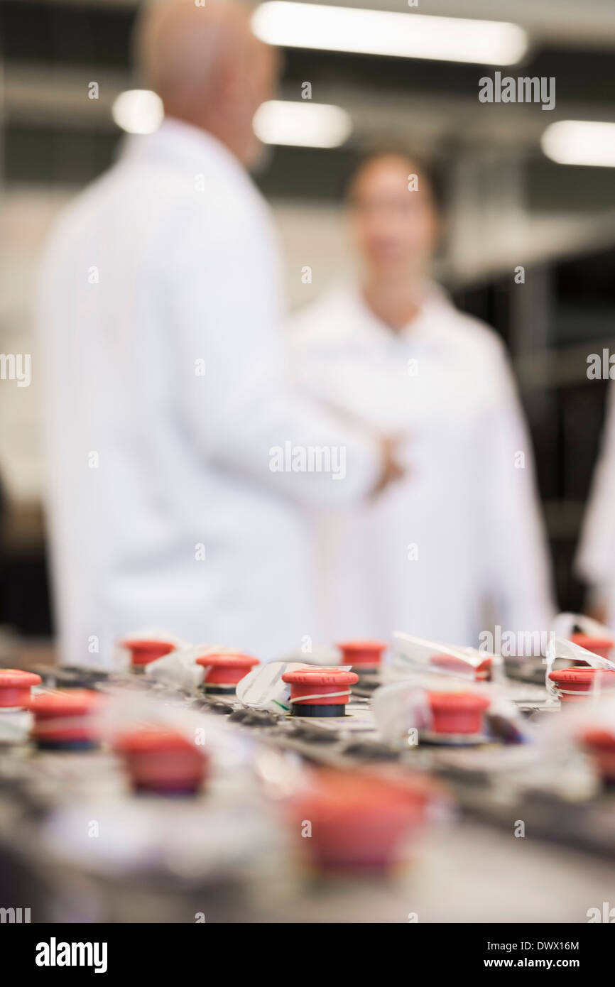 Selektiven Fokus auf Maschinenteile mit Ingenieuren im Hintergrund bei industry Stockfoto