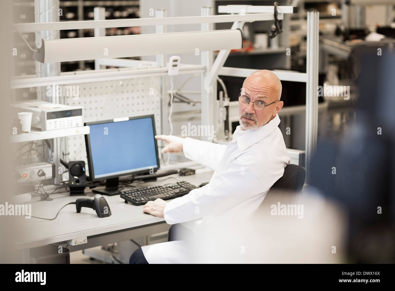 Seitenansicht des männlichen Ingenieur auf Computer in der verarbeitenden Industrie Stockfoto