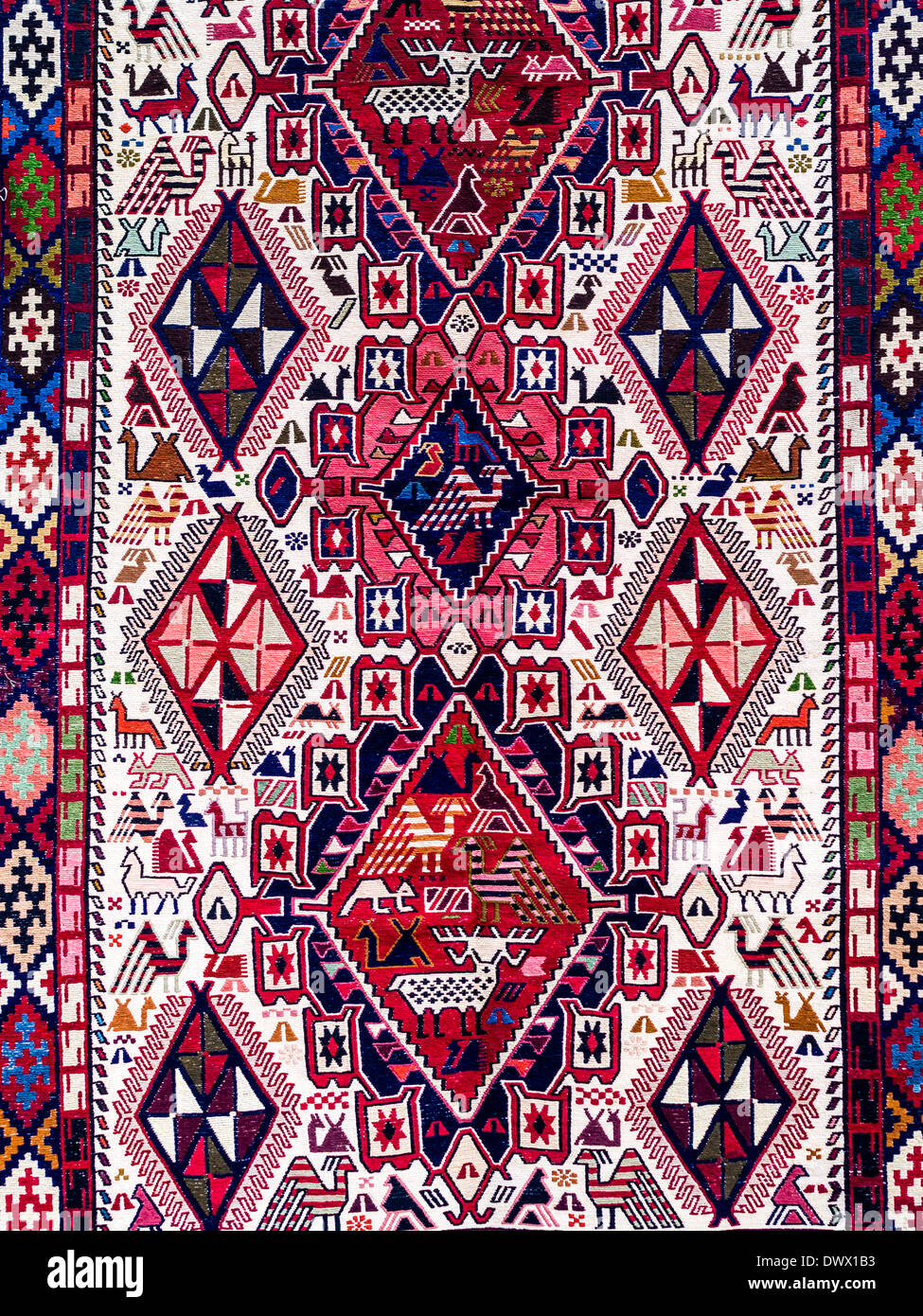 Traditionelle georgische Teppich. Teppiche mit typischen geometrischen  Mustern gehören zu den bekanntesten Produkten von Georgien Stockfotografie  - Alamy