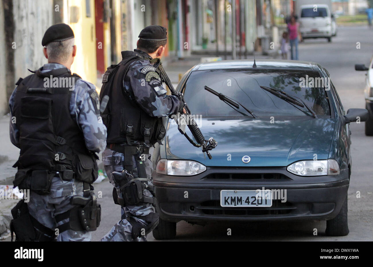 Rio De Janeiro, Brasilien. 13. März 2014. Bürgerliche und Militärpolizei besetzen der Gemeinde Vila Kennedy, westlich von Rio de Janeiro, südöstlichen Brasilien, wo es sein wird das 38. Befriedung Polizeieinheit auf 13. März 2014 bereitgestellt. Die Gemeinschaft war in 20 Minuten ohne jeden Schuss abgegeben. Bildnachweis: Dpa picture Alliance/Alamy Live News Stockfoto